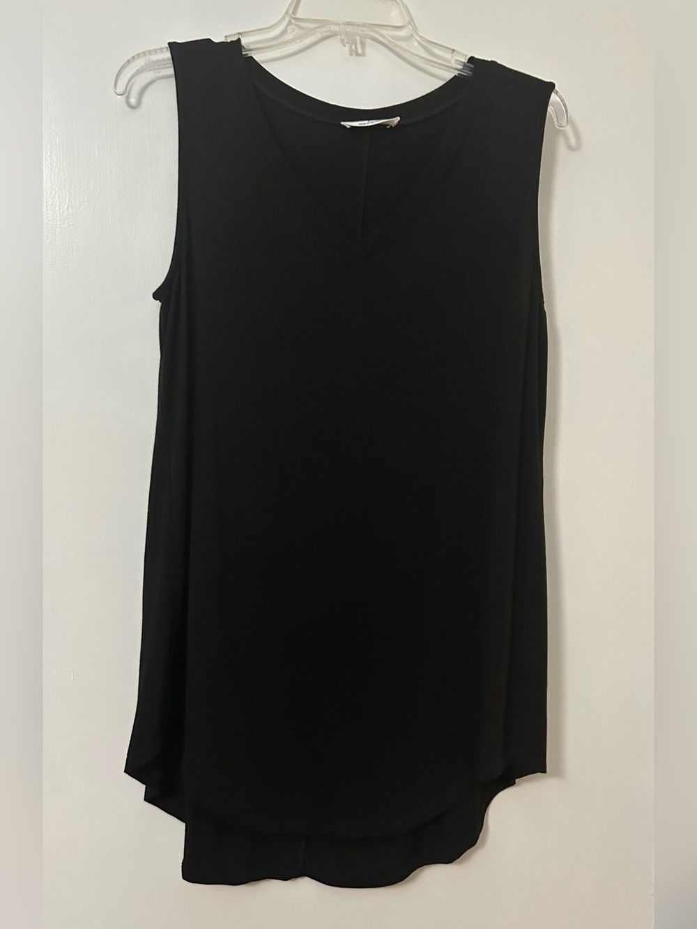 Zenana Sleeveless Vneck black top Lg